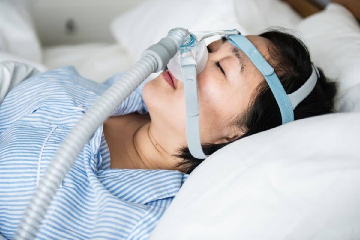 person with sleep apnea using CPAP mask